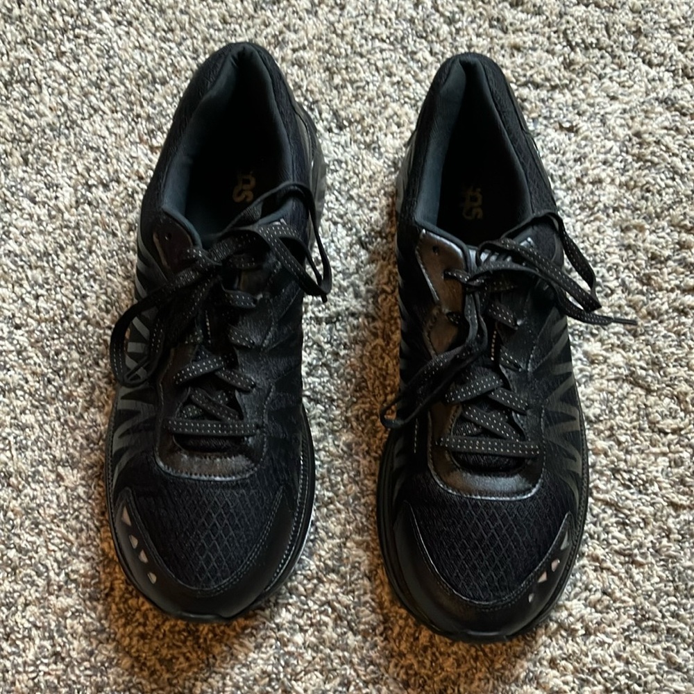 Men's Black Athletic Shoes